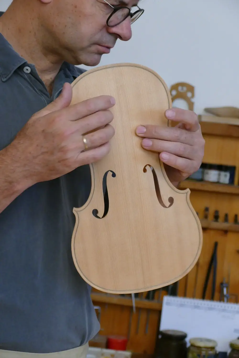 Taller de un luthier con instrumentos en construcción