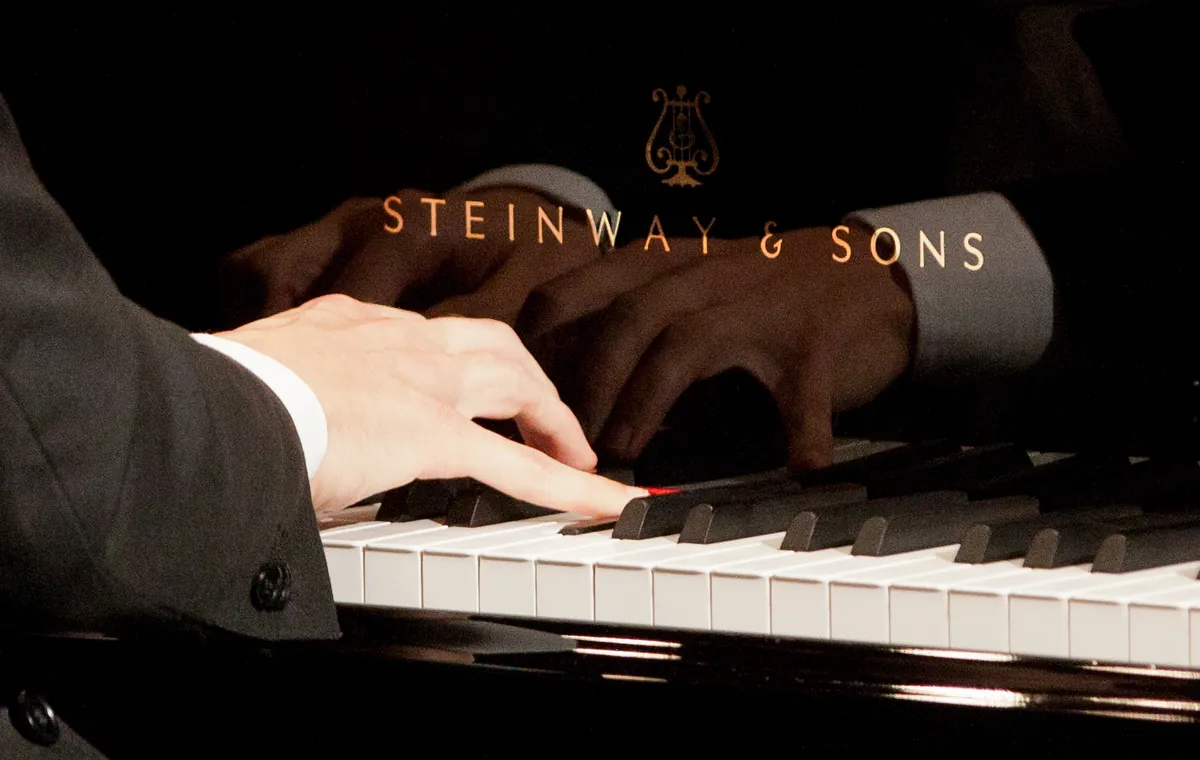 Manos tocando las teclas de un piano