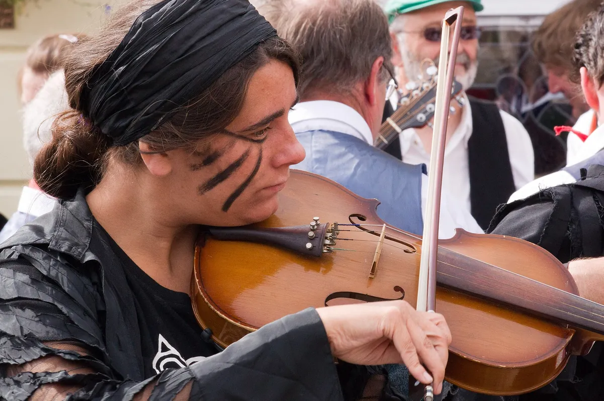 Músico tocando el violín en directo