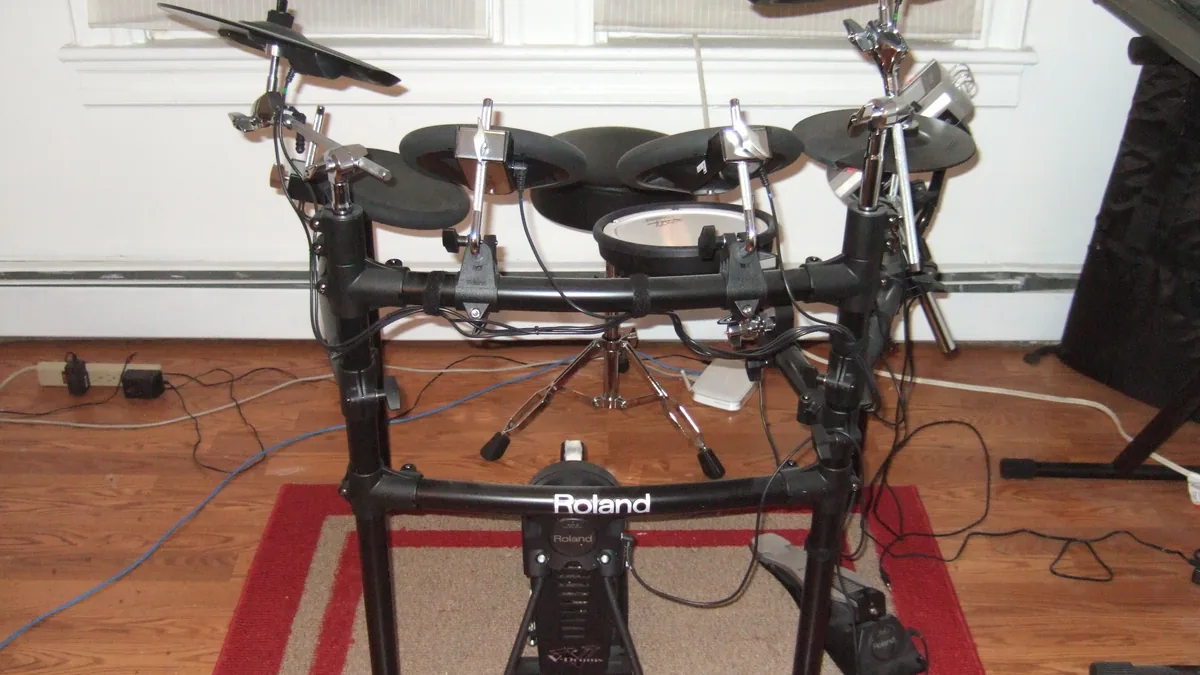 Kit de batería electrónica Roland con pads y platos montados sobre un rack metálico de cuatro patas