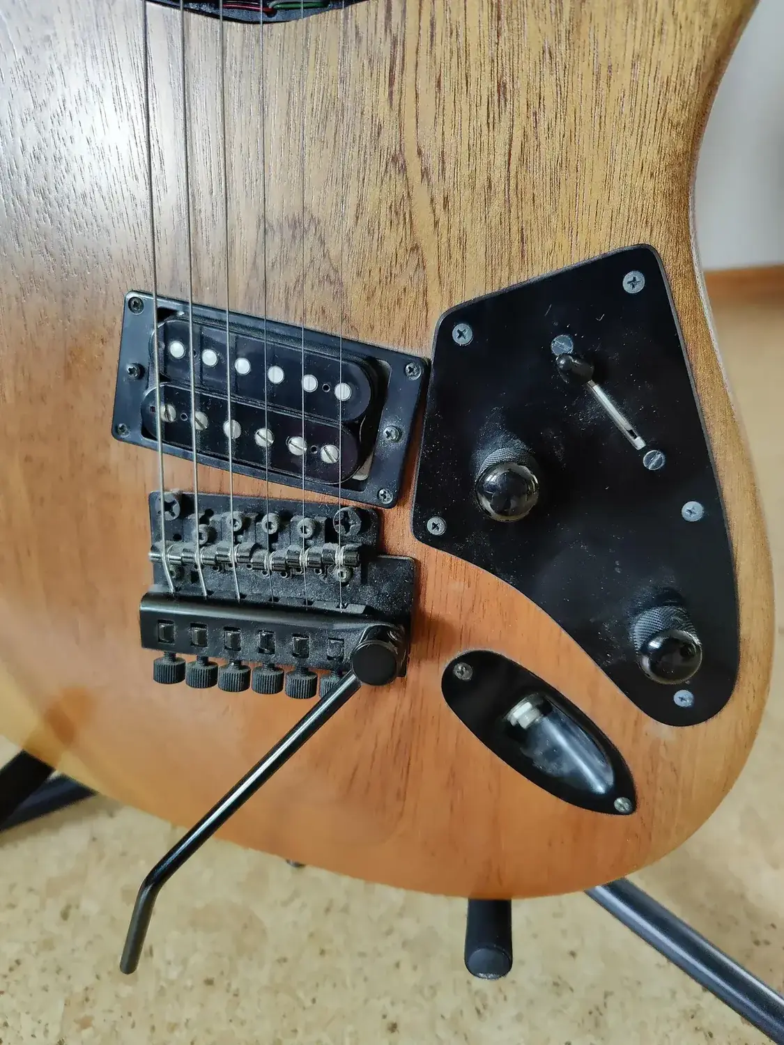 Detalle de las pastillas y el puente de una guitarra eléctrica