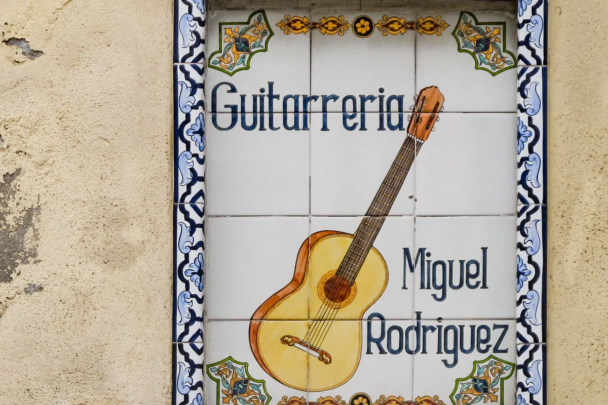 Azulejo de una guitarrería de Córdoba con el dibujo de una guitarra española