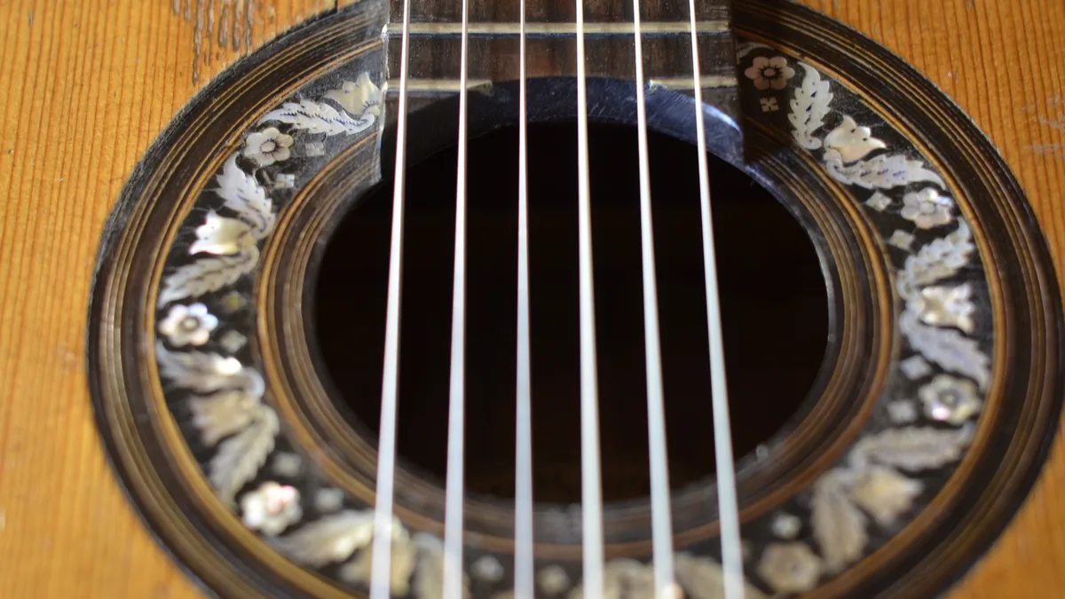 Boca y roseta de una guitarra española con cuerdas de nailon y tapa de madera