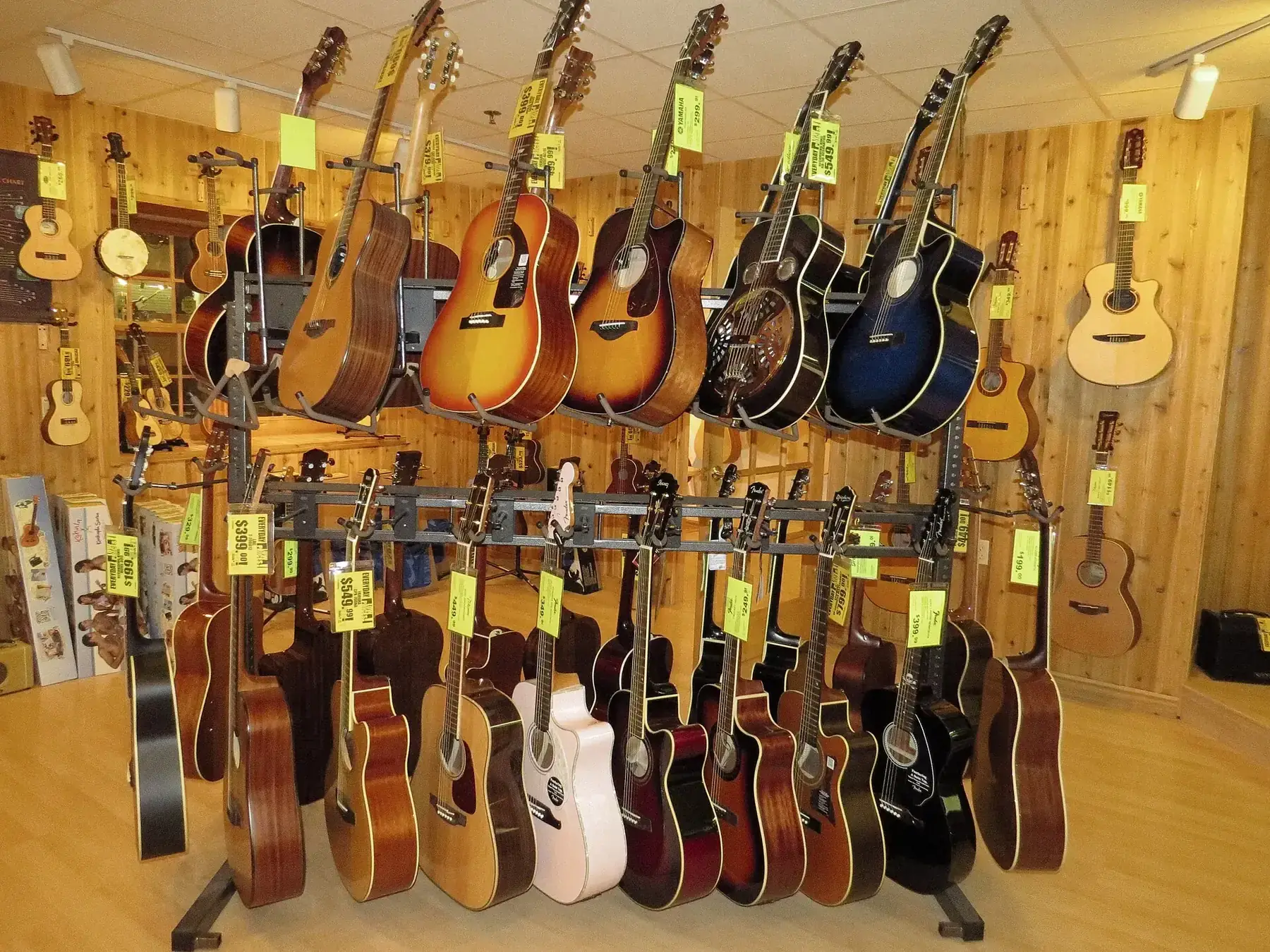Pared de guitarras acústicas en una tienda de instrumentos